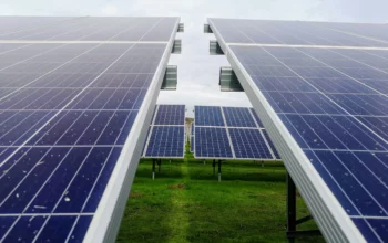 Deretan panel solar untuk proyek percontohan.