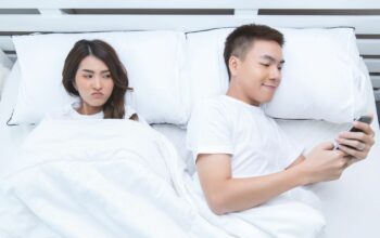 Stop Begadang! Ini Cara Jitu Atasi Gangguan Tidur dari Pasangan