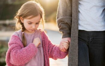 7 Sinyal Tersembunyi Anak Kurang Kasih Sayang, Orang Tua Wajib Tahu!