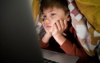 Emosi Anak Terganggu? Waspada Efek Screen Time!