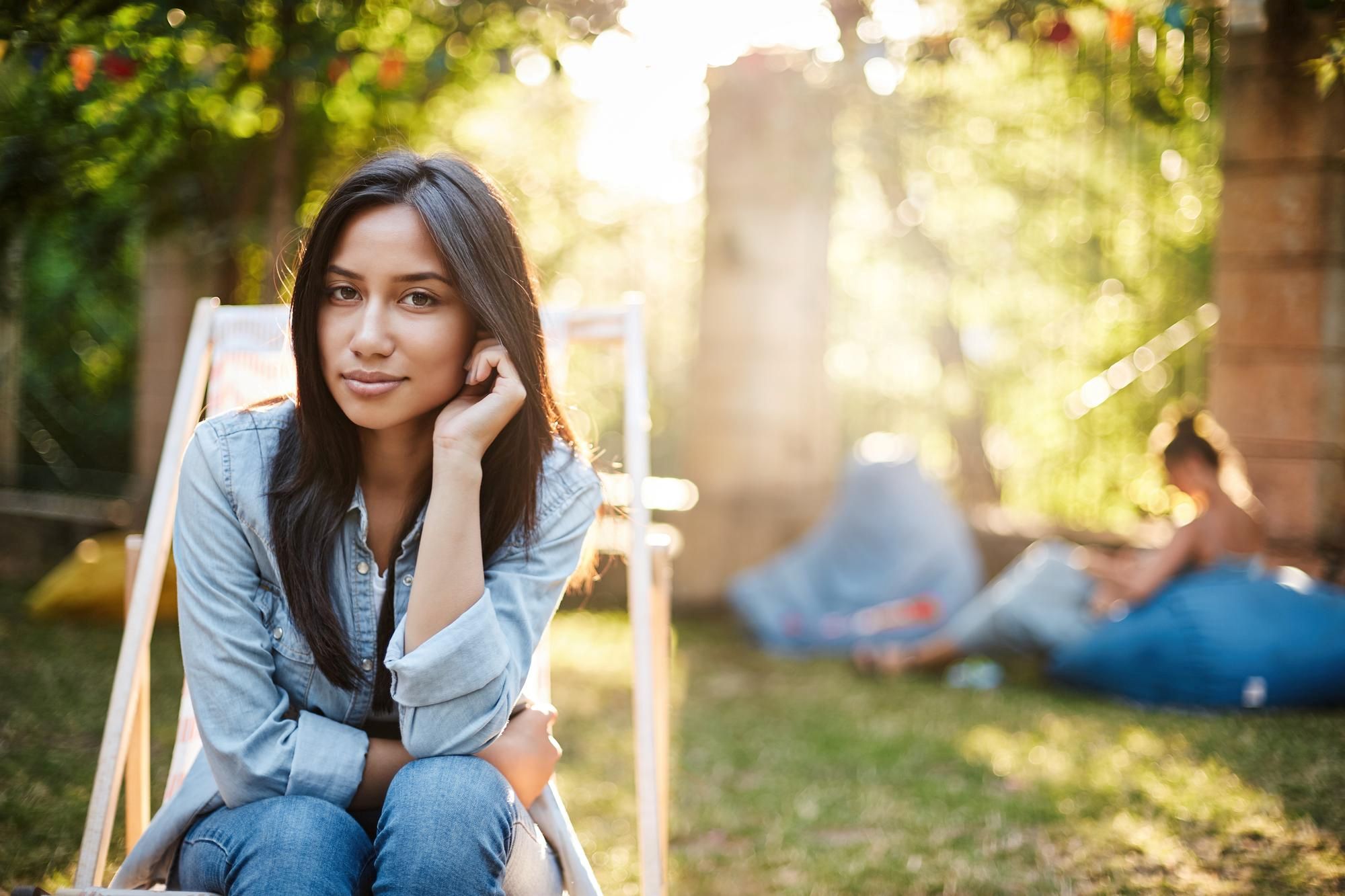 6 Tatapan Mata Introvert yang Bikin Salah Tingkah