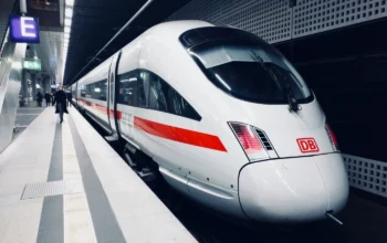 Kereta super cepat Bima 1 siap menyambut kedatangan penumpang.