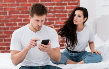 Micro-Cheating, Bahaya Tersembunyi dalam Hubungan Asmara