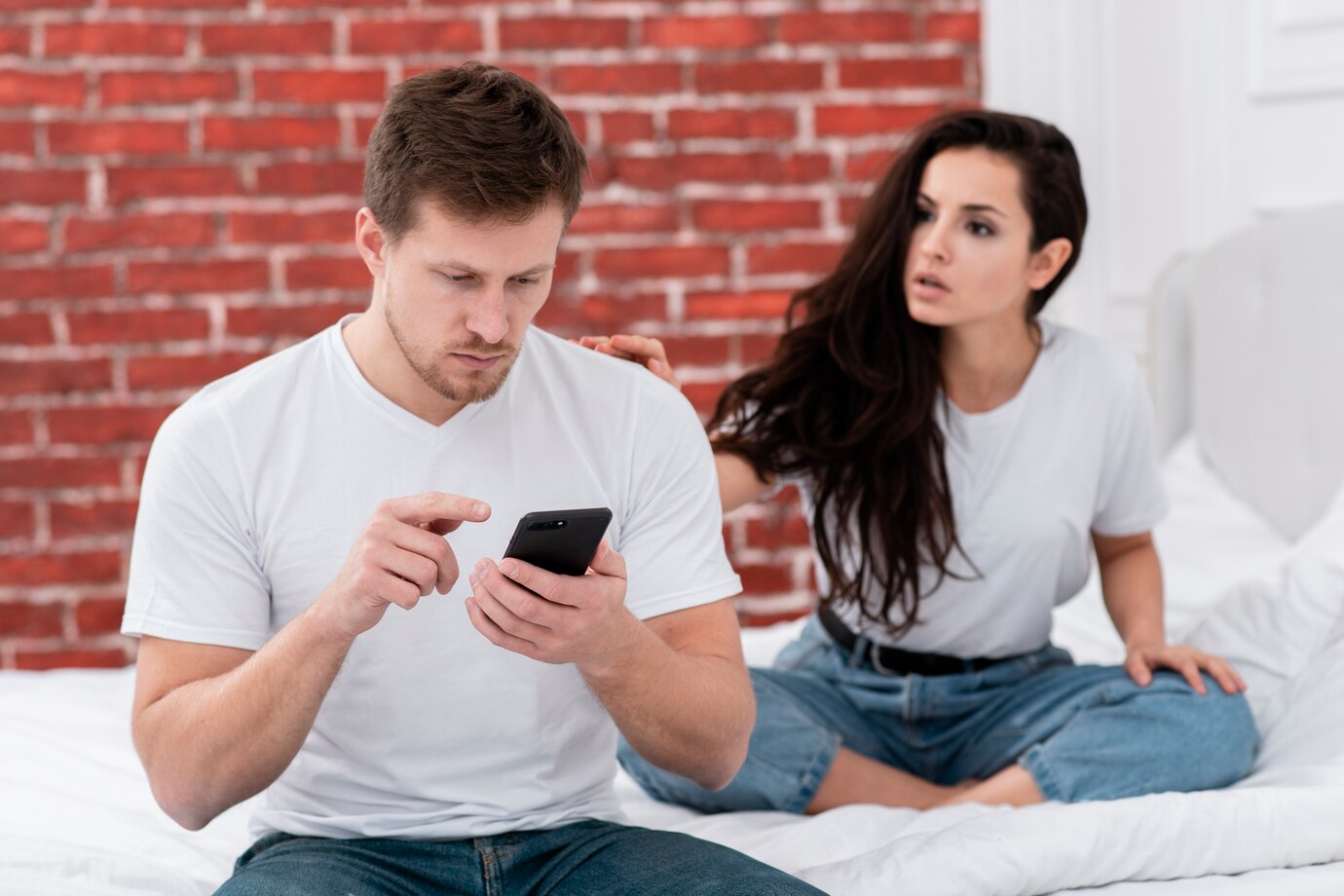 Micro-Cheating, Bahaya Tersembunyi dalam Hubungan Asmara