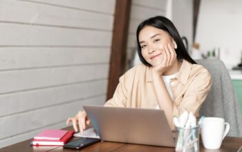 Wanita Tetap Bekerja Setelah Menikah, Kebutuhan Finansial atau Pelarian Emosional?