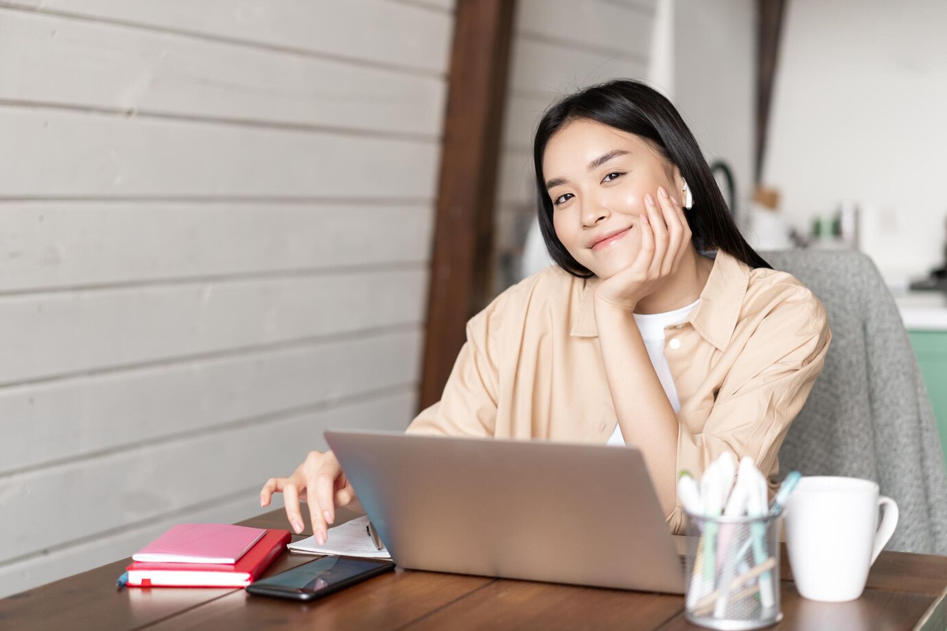 Wanita Tetap Bekerja Setelah Menikah, Kebutuhan Finansial atau Pelarian Emosional?