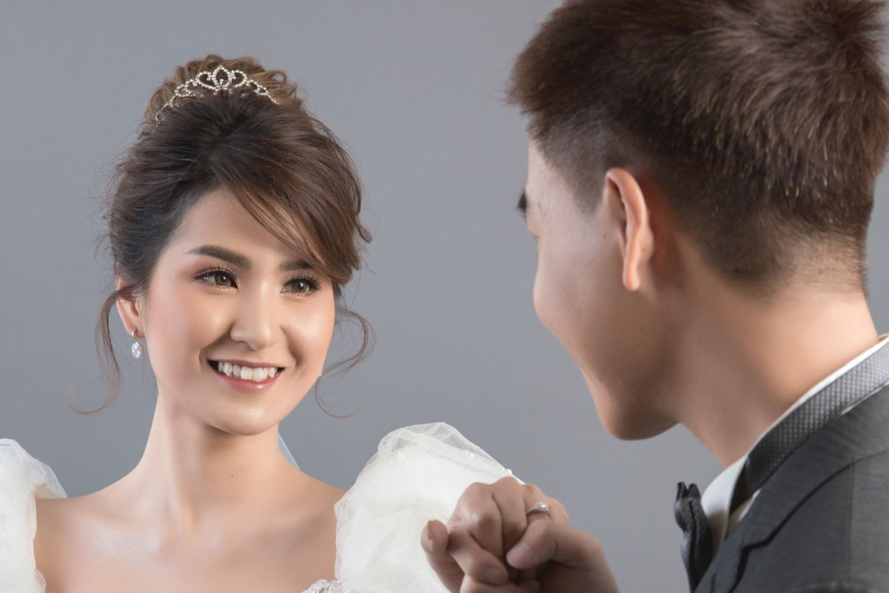 Pernikahan Usia Jauh, Cinta atau Kompromi?