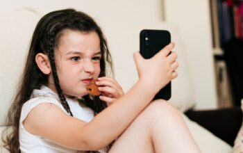 Benarkah Gadget Penyebab Pubertas Dini pada Anak Perempuan?