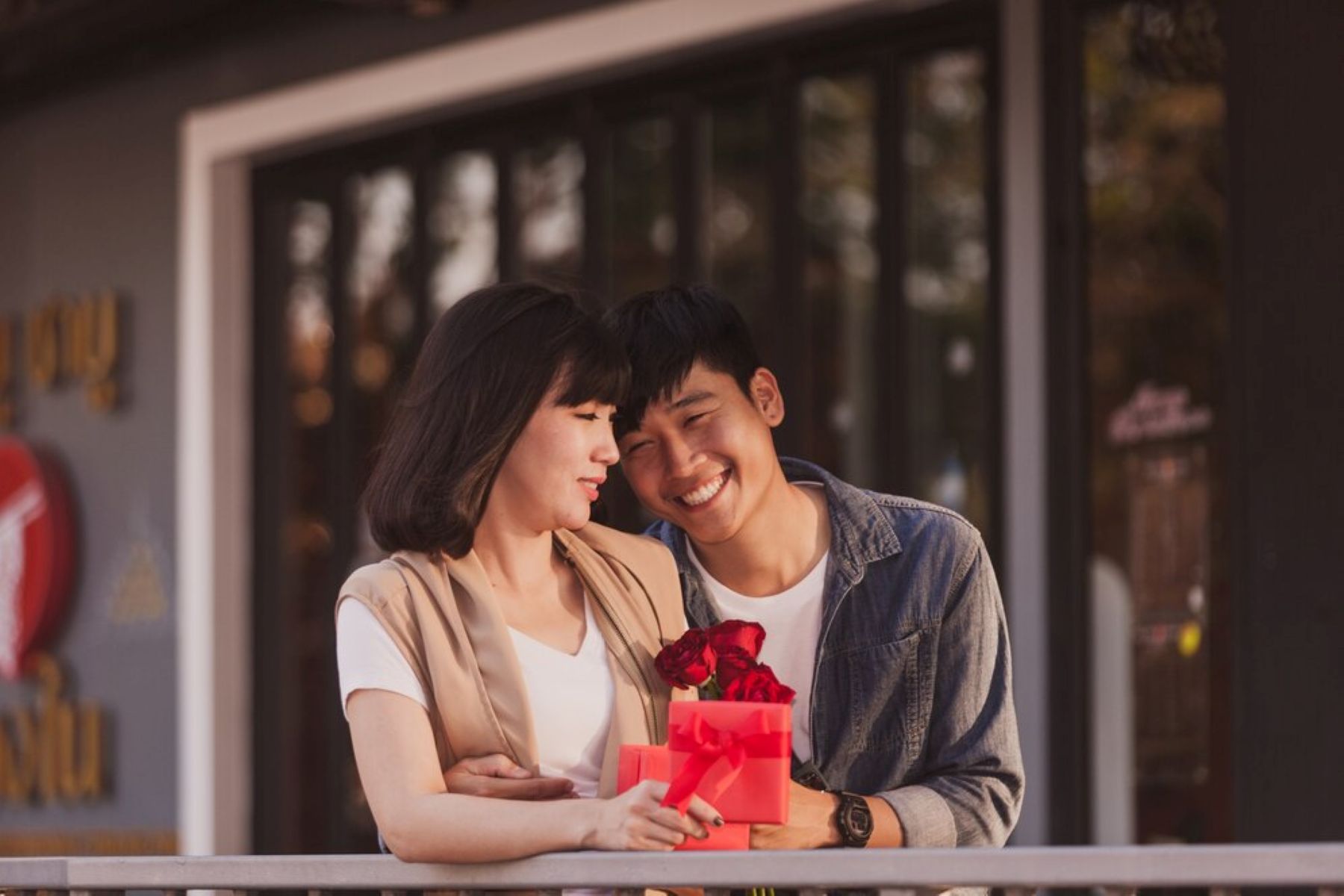 Keuntungan Pria Berpacaran dengan Wanita Lebih Tua
