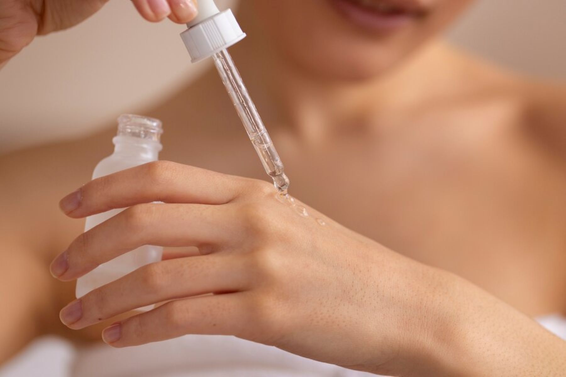Alcohol Denat di Skincare: Racun Tersembunyi?