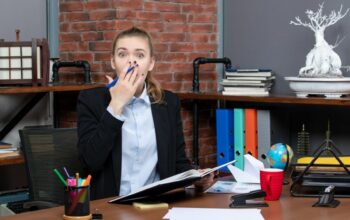 Jangan Diumbar! 7 Hal Ini Lebih Baik Kamu Sembunyikan di Kantor