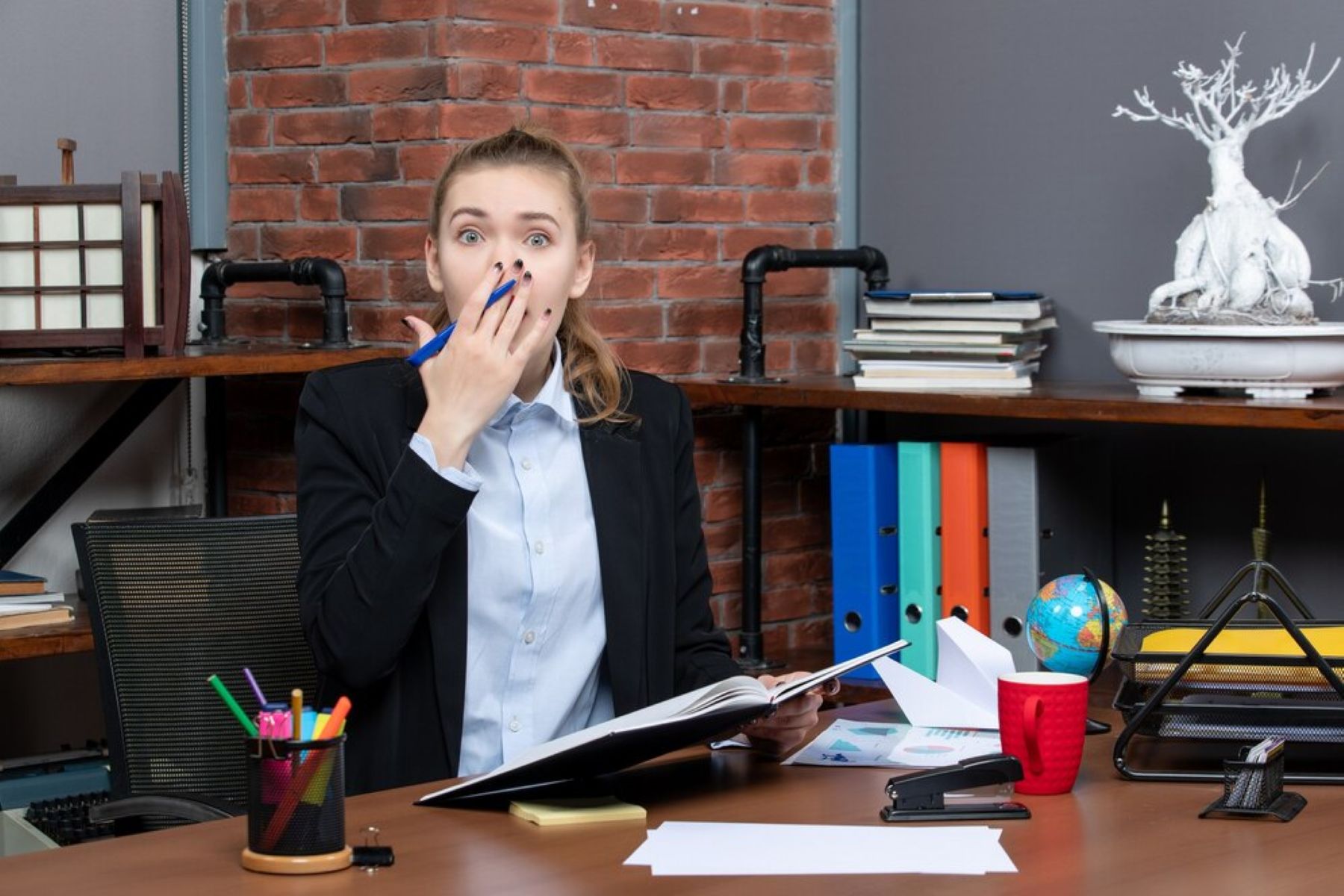 Jangan Diumbar! 7 Hal Ini Lebih Baik Kamu Sembunyikan di Kantor