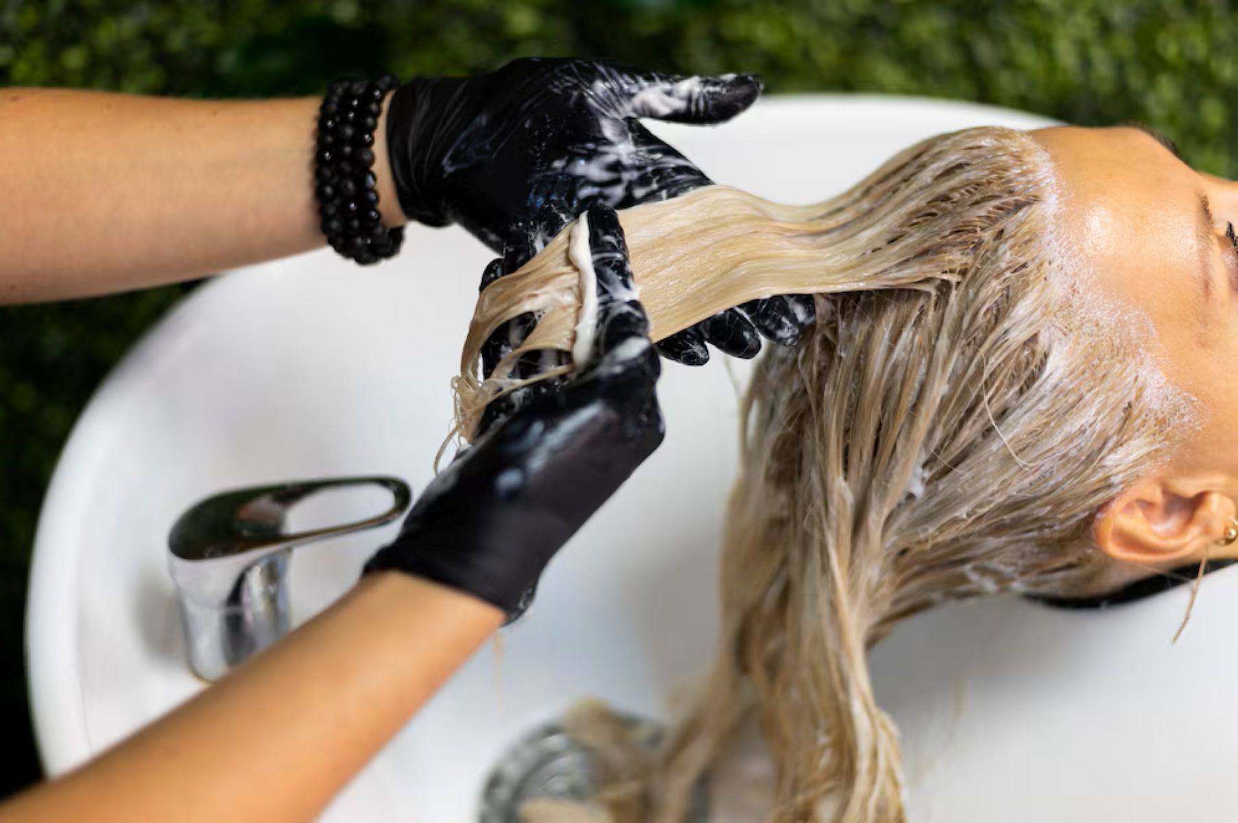 Berani Bleaching? Rambut Bisa Rontok Permanen Jika Salah