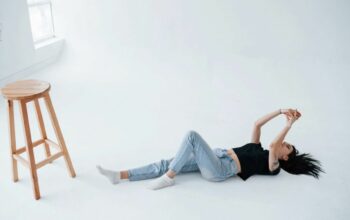 Rebahan di Lantai, Ritual yang Bisa Menyehatkan Jiwa?