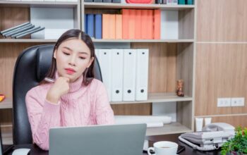 Melamun di Kantor? Ternyata Bisa Bikin Kamu Lebih Kreatif!