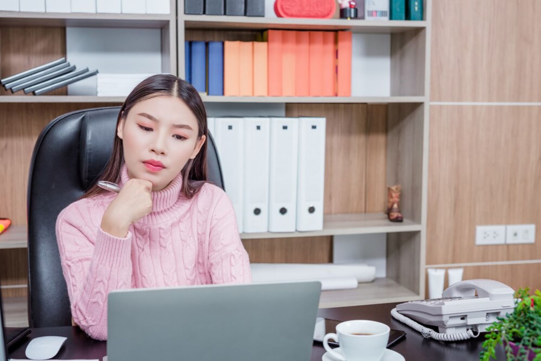 Melamun di Kantor? Ternyata Bisa Bikin Kamu Lebih Kreatif!