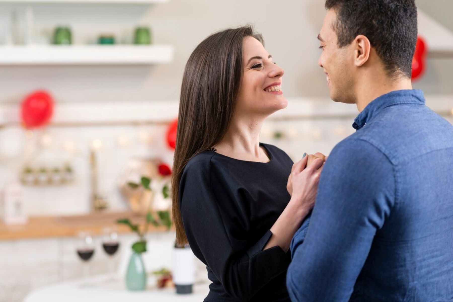 Lebih Dari Kata-Kata: 5 Cara Tindakan Pasangan Menyentuh Hati