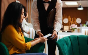 Tip Tidak Selalu Harus Uang, Coba Cara Lain Ini!