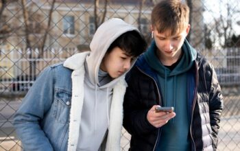 Anak Muda Sekarang Anti Sosial? Ironi Sosial