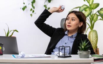 Kariermu Mandek? Bisa Jadi Karena Kebiasaan Sepele Ini!