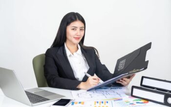 Perempuan Mandiri Itu Dingin? Stop Halusinasi Sosial!