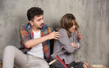 6 Tanda Pasanganmu Ingin Kamu Mengakhiri Hubungan